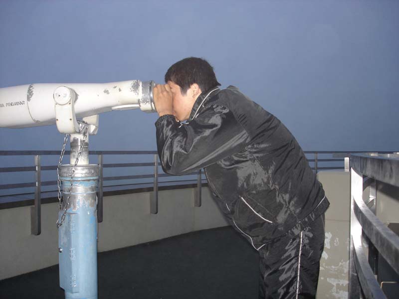 望遠鏡をのぞく