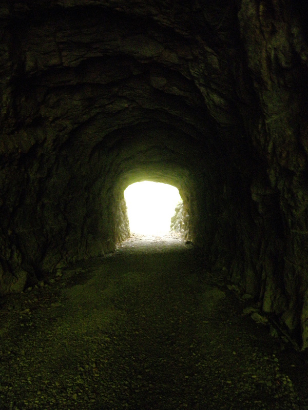 素掘りトンネル内部