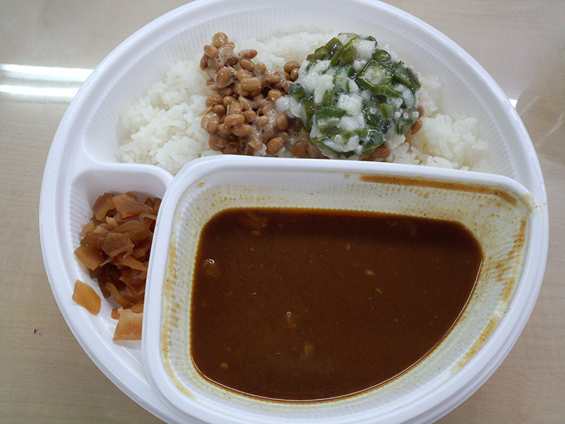 納豆カレーにオクラ山芋をトッピング