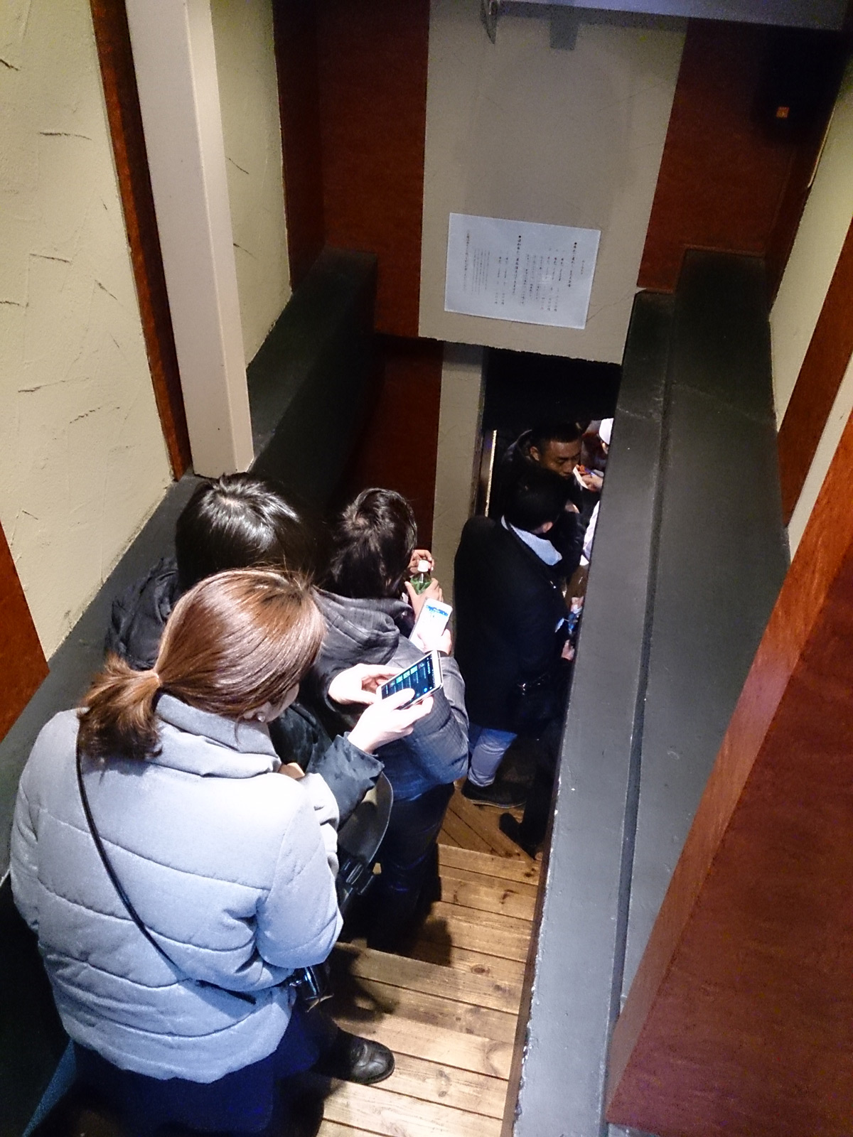 地下へも行列が続く