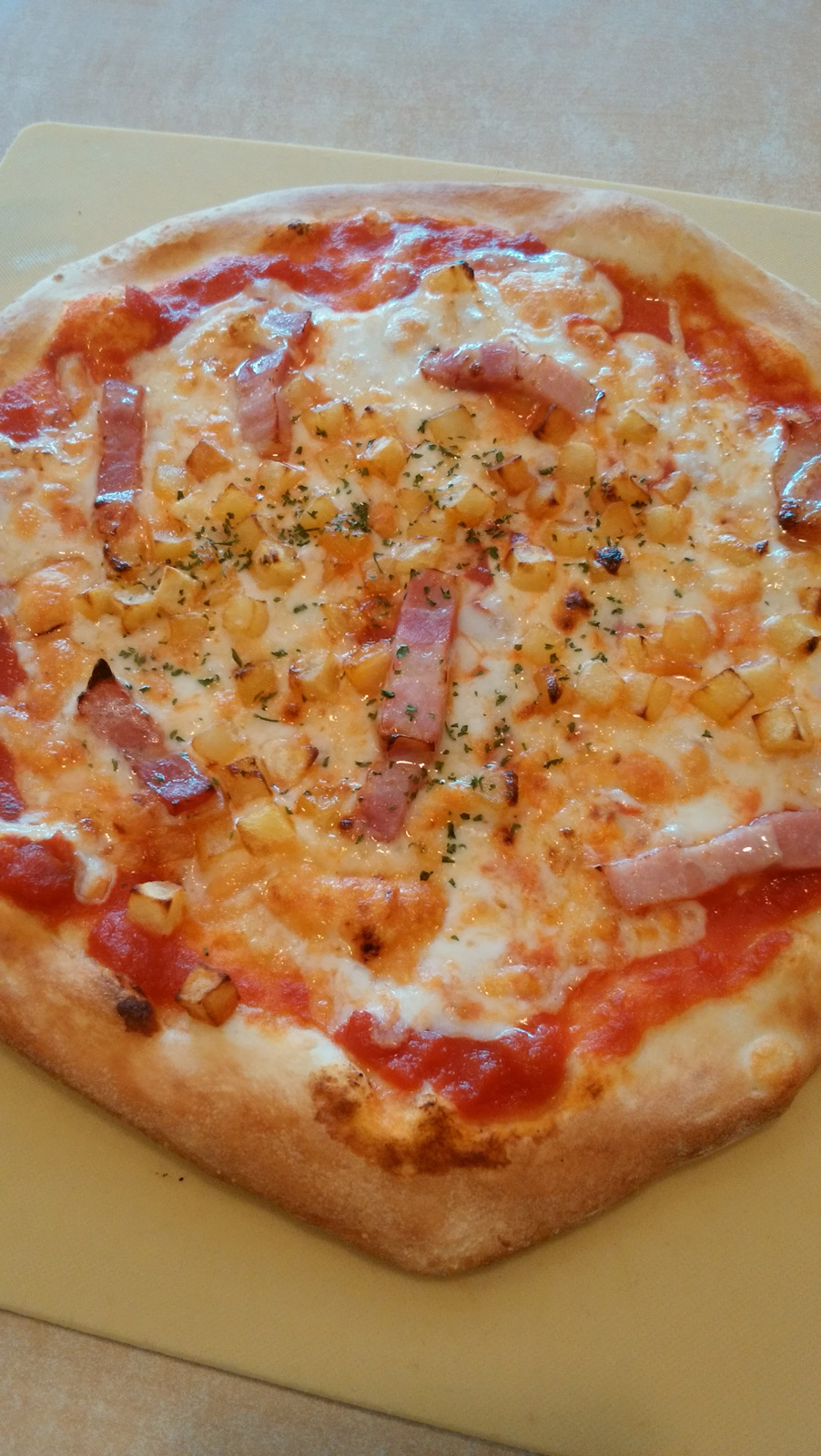 ベーコンとポテトのピッツァ