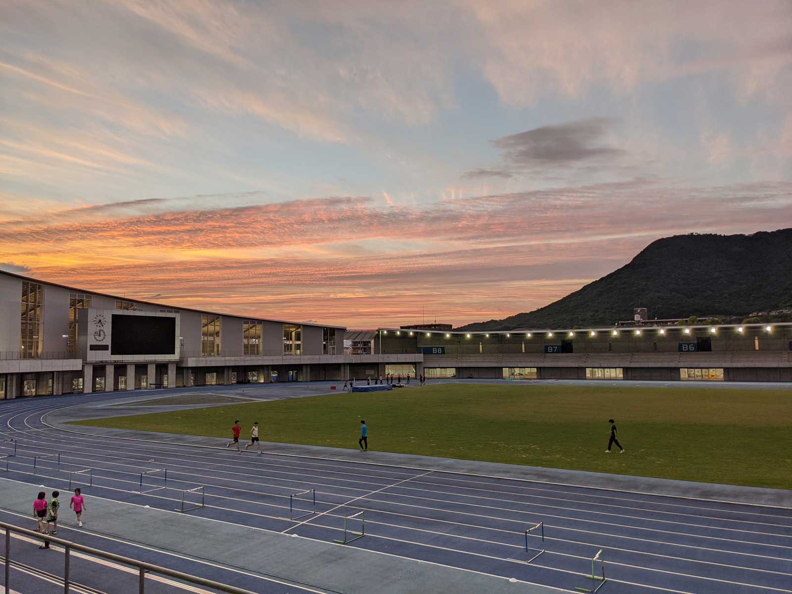 夕焼けの屋島競技場